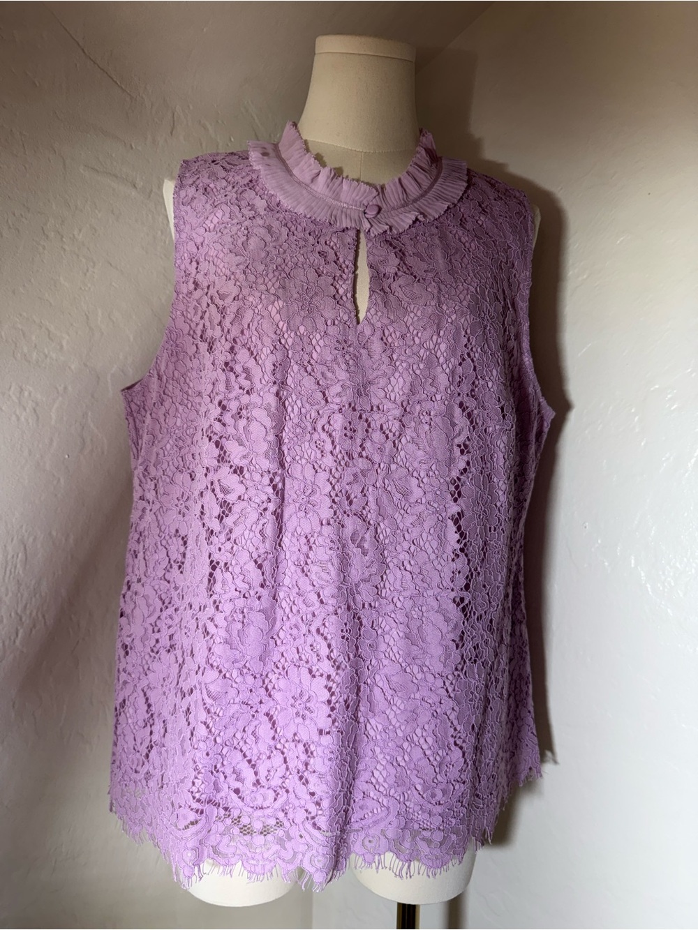 Sleeveless Lavender Lace Keyhole Top - Women's - Picture 3 of 13